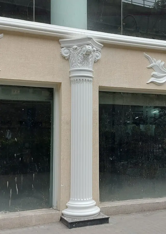 Fluted column with a Corinthian capital beside the shopfront