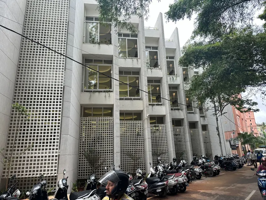 Jali screens along the side of Bismilla Green Masjid