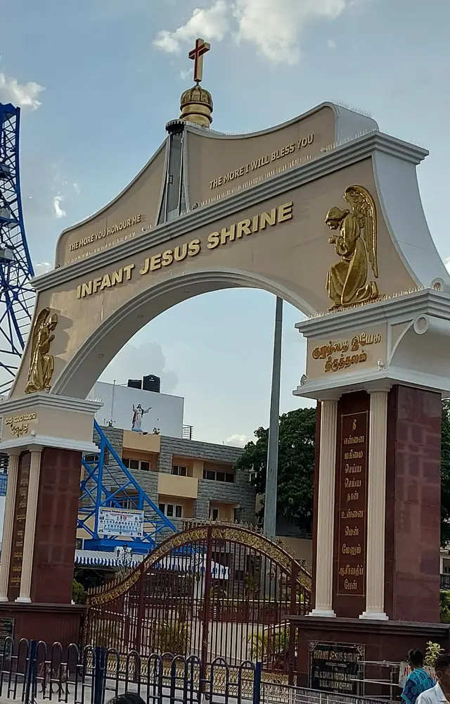 The shrine's entrance arch seen from the side