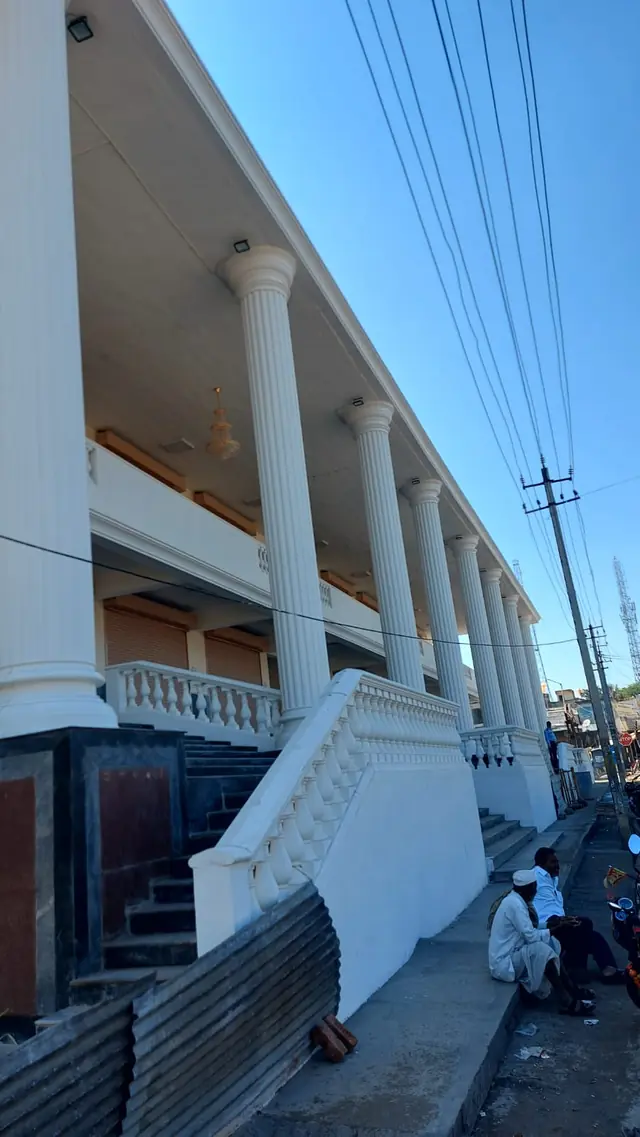 Colonnade along the front of the Janatha Bazar building