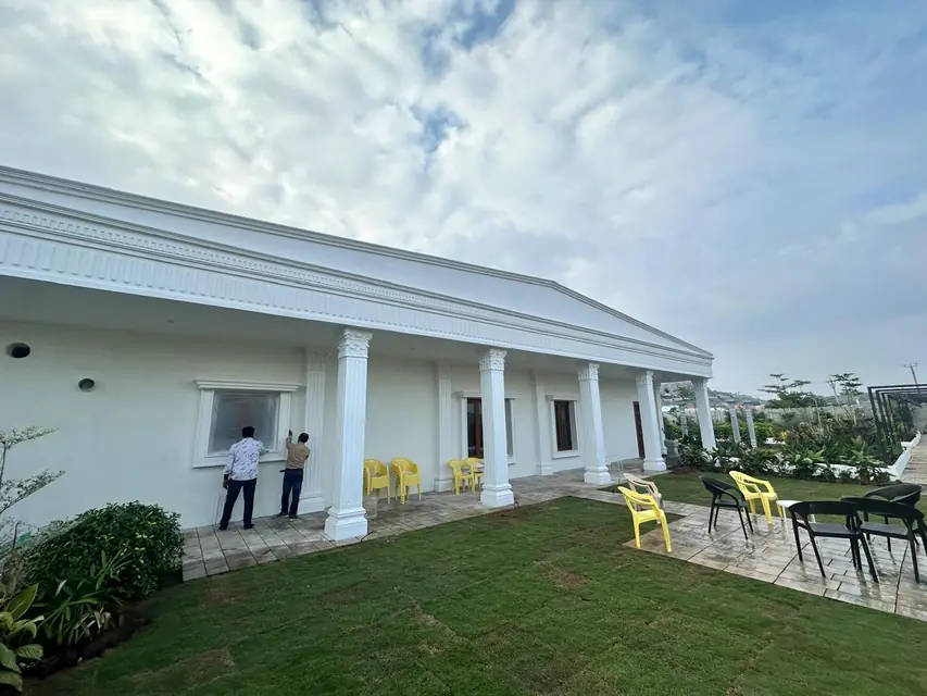 Verandah colonnade and cornice along the side of the building