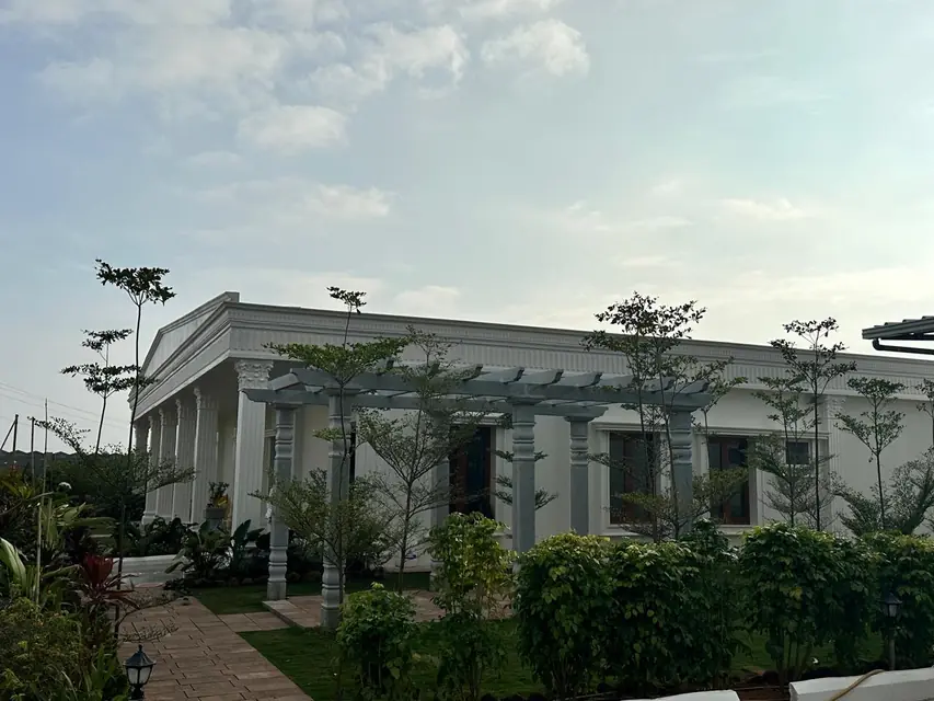 The office and its pergola in the garden